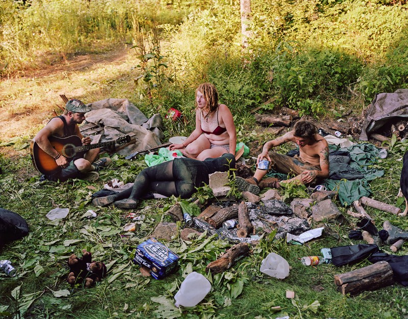 Quando era adolescente, o fotógrafo Morgan Ashcom costumava sonhar com quando ele poderia escapar da fazenda onde cresceu, no estado americano da Virginia. De lá, ele e seus amigos viajavam para cidades diferentes, sem fazer muitos planos. A ideia era gastar pouco dinheiro e se divertir como puder. Algumas vezes, o dinheiro ficava tão curto que a solução era dormir em carros, no chão de conhecidos ou mesmo fazer uma vaquinha para pagar um hotel juntos. Essa era a realidade de Morgan Ashcom e foi isso que ele fotografou e acabou e tornando seu livro Leviathan.