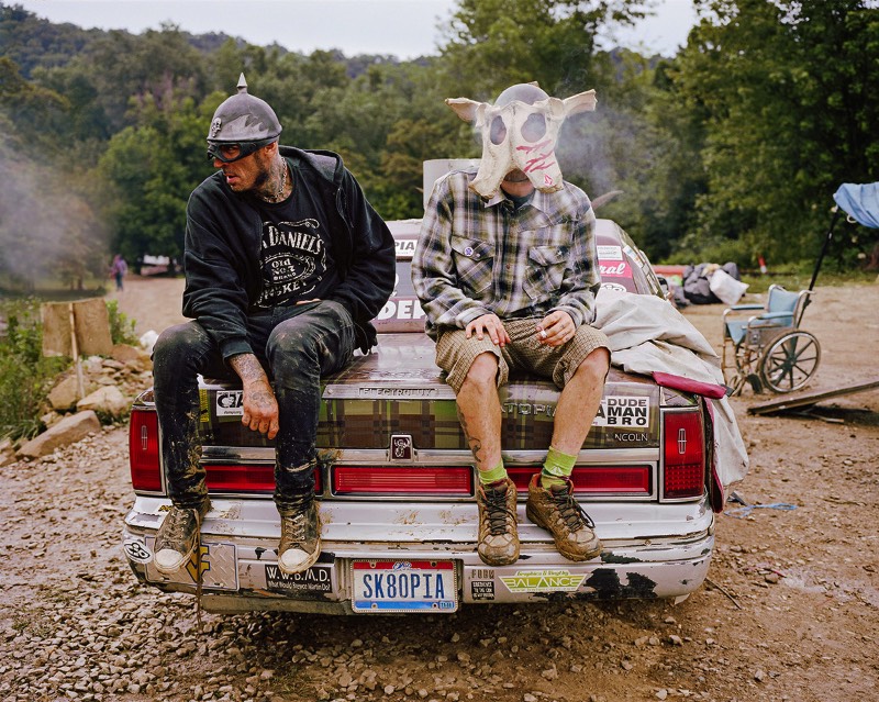 Quando era adolescente, o fotógrafo Morgan Ashcom costumava sonhar com quando ele poderia escapar da fazenda onde cresceu, no estado americano da Virginia. De lá, ele e seus amigos viajavam para cidades diferentes, sem fazer muitos planos. A ideia era gastar pouco dinheiro e se divertir como puder. Algumas vezes, o dinheiro ficava tão curto que a solução era dormir em carros, no chão de conhecidos ou mesmo fazer uma vaquinha para pagar um hotel juntos. Essa era a realidade de Morgan Ashcom e foi isso que ele fotografou e acabou e tornando seu livro Leviathan.