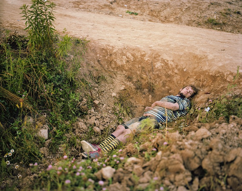 Quando era adolescente, o fotógrafo Morgan Ashcom costumava sonhar com quando ele poderia escapar da fazenda onde cresceu, no estado americano da Virginia. De lá, ele e seus amigos viajavam para cidades diferentes, sem fazer muitos planos. A ideia era gastar pouco dinheiro e se divertir como puder. Algumas vezes, o dinheiro ficava tão curto que a solução era dormir em carros, no chão de conhecidos ou mesmo fazer uma vaquinha para pagar um hotel juntos. Essa era a realidade de Morgan Ashcom e foi isso que ele fotografou e acabou e tornando seu livro Leviathan.
