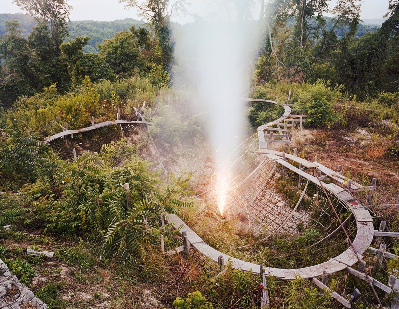 Quando era adolescente, o fotógrafo Morgan Ashcom costumava sonhar com quando ele poderia escapar da fazenda onde cresceu, no estado americano da Virginia. De lá, ele e seus amigos viajavam para cidades diferentes, sem fazer muitos planos. A ideia era gastar pouco dinheiro e se divertir como puder. Algumas vezes, o dinheiro ficava tão curto que a solução era dormir em carros, no chão de conhecidos ou mesmo fazer uma vaquinha para pagar um hotel juntos. Essa era a realidade de Morgan Ashcom e foi isso que ele fotografou e acabou e tornando seu livro Leviathan.