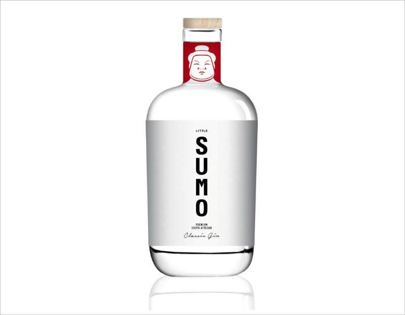Little Sumo é uma marca boutique de gin lá da África do Sul. Direto da Cidade do Cabo, para ser mais preciso. A ideia por trás da marca era de guiar uma identidade visual que superasse os clichês visuais e todas as outras marcas de gin que, atualmente, lotam as prateleiras dos supermercados da África do Sul.