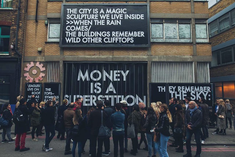 Robert Montgomery segue uma tradição de uso de arte conceitual com texto para criar uma voz quase poética para contar suas histórias para o mundo. E o artista faz isso através de poemas em posters, peças feitas de luz e neon, poemas de foco, aquarelas e muitas outras peças. Seu trabalho anda conquistando vários olhares desde que começou a explorar essa estética em 2004. Chegando assim a fazer várias exposições na Europa e na Ásia, incluindo ai uma enorme instalação de luzes em Berlim. 