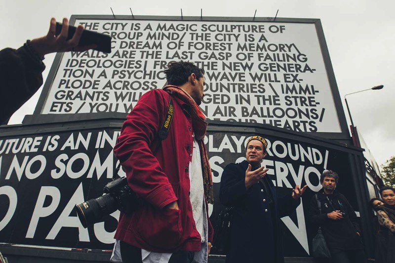 Robert Montgomery segue uma tradição de uso de arte conceitual com texto para criar uma voz quase poética para contar suas histórias para o mundo. E o artista faz isso através de poemas em posters, peças feitas de luz e neon, poemas de foco, aquarelas e muitas outras peças. Seu trabalho anda conquistando vários olhares desde que começou a explorar essa estética em 2004. Chegando assim a fazer várias exposições na Europa e na Ásia, incluindo ai uma enorme instalação de luzes em Berlim. 