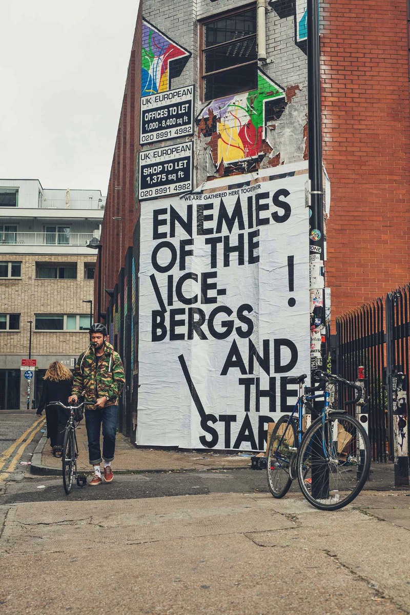 Robert Montgomery segue uma tradição de uso de arte conceitual com texto para criar uma voz quase poética para contar suas histórias para o mundo. E o artista faz isso através de poemas em posters, peças feitas de luz e neon, poemas de foco, aquarelas e muitas outras peças. Seu trabalho anda conquistando vários olhares desde que começou a explorar essa estética em 2004. Chegando assim a fazer várias exposições na Europa e na Ásia, incluindo ai uma enorme instalação de luzes em Berlim. 