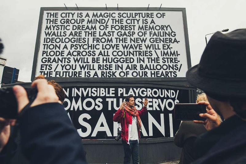 Robert Montgomery segue uma tradição de uso de arte conceitual com texto para criar uma voz quase poética para contar suas histórias para o mundo. E o artista faz isso através de poemas em posters, peças feitas de luz e neon, poemas de foco, aquarelas e muitas outras peças. Seu trabalho anda conquistando vários olhares desde que começou a explorar essa estética em 2004. Chegando assim a fazer várias exposições na Europa e na Ásia, incluindo ai uma enorme instalação de luzes em Berlim. 