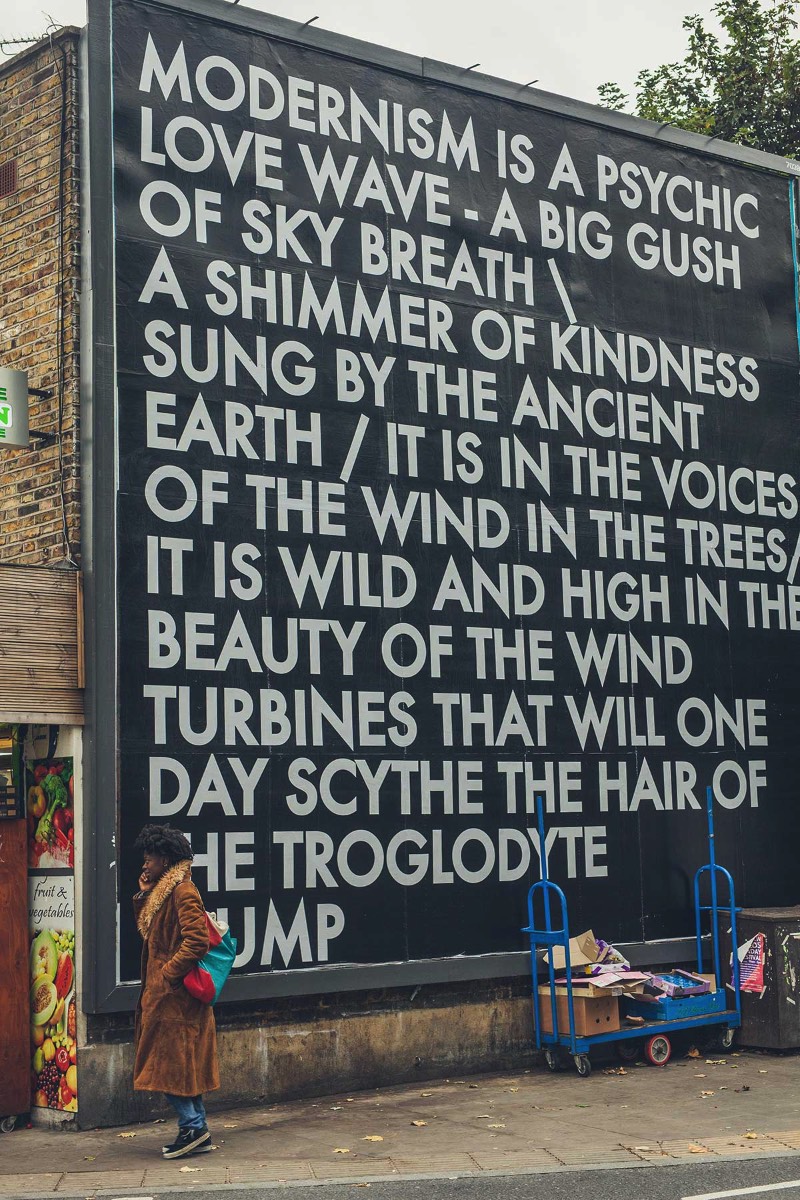 Robert Montgomery segue uma tradição de uso de arte conceitual com texto para criar uma voz quase poética para contar suas histórias para o mundo. E o artista faz isso através de poemas em posters, peças feitas de luz e neon, poemas de foco, aquarelas e muitas outras peças. Seu trabalho anda conquistando vários olhares desde que começou a explorar essa estética em 2004. Chegando assim a fazer várias exposições na Europa e na Ásia, incluindo ai uma enorme instalação de luzes em Berlim. 