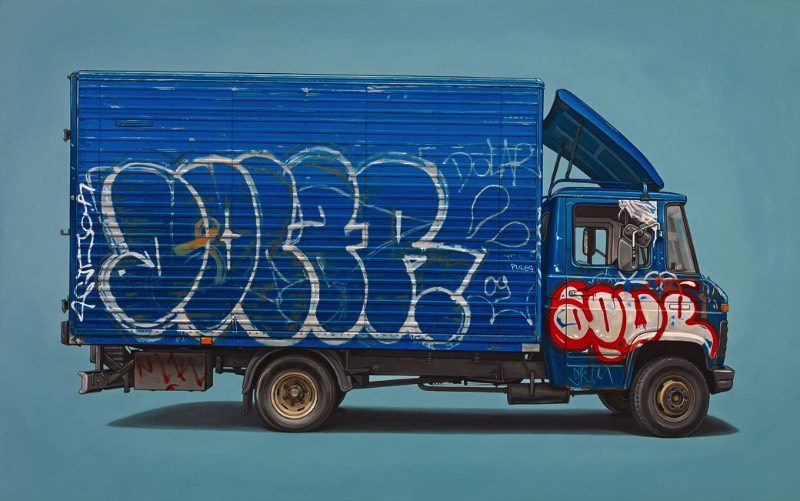 Vivemos em uma cultura onde as pessoas são facilmente influenciadas pelo status e pela simbologia de carros de luxo. Mas, Kevin Cyr não tem interesse algum nesses veículos que capturam a atenção de muitos quando estão pelas ruas das cidades. O artista gosta de encontrar beleza em veículos de trabalho como vans e caminhões comerciais. A maioria desses veículos está coberta de sujeiras, graffitis e tags e são pintadas com todos esses detalhes. Incluindo, além disso, todos os sinais de idade e imperfeições que podem ser vistos nesses veículos. 