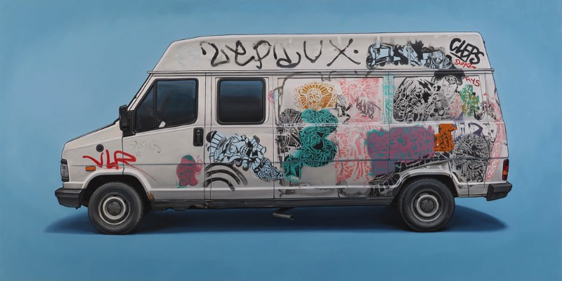 Vivemos em uma cultura onde as pessoas são facilmente influenciadas pelo status e pela simbologia de carros de luxo. Mas, Kevin Cyr não tem interesse algum nesses veículos que capturam a atenção de muitos quando estão pelas ruas das cidades. O artista gosta de encontrar beleza em veículos de trabalho como vans e caminhões comerciais. A maioria desses veículos está coberta de sujeiras, graffitis e tags e são pintadas com todos esses detalhes. Incluindo, além disso, todos os sinais de idade e imperfeições que podem ser vistos nesses veículos. 