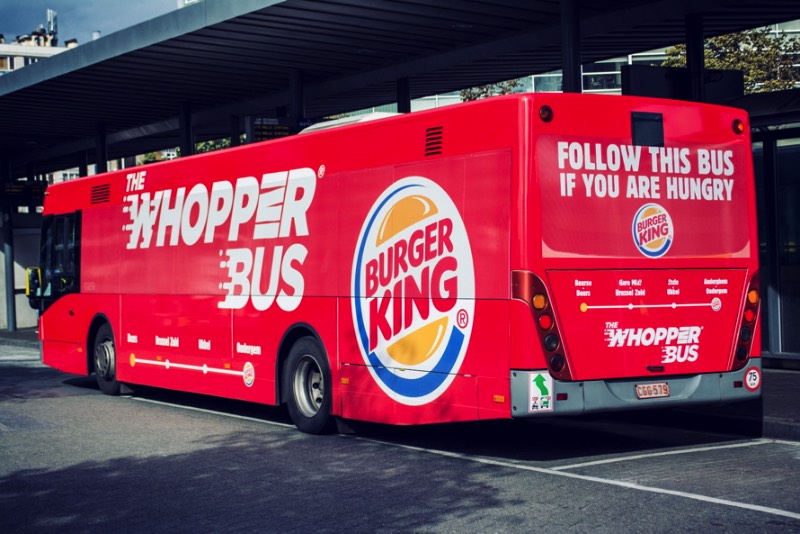 Depois de algumas estranhas campanhas publicitárias na Bélgica, o Burger King conseguiu encontrar sua casa em Bruxelas. Mas, parece que o local escolhido não é dos mais centrais. Dessa forma, o único Burger King na capital belga pode ser encontrado em um bairro chamado Auderghem, localizado em uma área periférica no sudoeste da cidade. Como fazer com que os turistas da área central da cidade possam chegar no local? Como fazer isso e chamar a atenção do mundo para o rei dos hamburgers? Foi ai que entrou o trabalho da Buzzman. 
