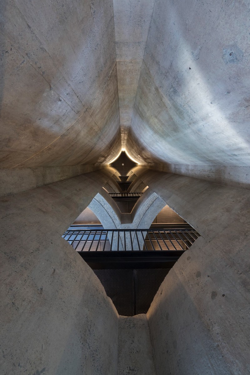 O designer Thomas Heatherwick criou o maior museu de arte da África do Sul ao adaptar uma construção que era usada anteriormente para armazenar grãos no Zeitz Museum of Contemporary Art Africa. Conhecido também pela sigla Zeitz MOCAA, esse museu foi descrito pelo designer como sua construção mais tubular. E, pelas imagens que você pode ver logo abaixo, essa afirmação faz muito sentido.