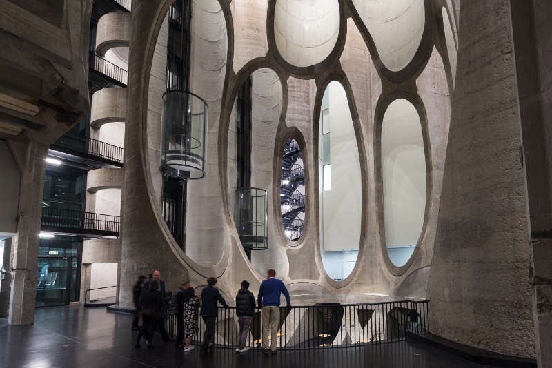 O designer Thomas Heatherwick criou o maior museu de arte da África do Sul ao adaptar uma construção que era usada anteriormente para armazenar grãos no Zeitz Museum of Contemporary Art Africa. Conhecido também pela sigla Zeitz MOCAA, esse museu foi descrito pelo designer como sua construção mais tubular. E, pelas imagens que você pode ver logo abaixo, essa afirmação faz muito sentido.