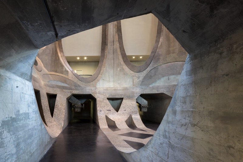 O designer Thomas Heatherwick criou o maior museu de arte da África do Sul ao adaptar uma construção que era usada anteriormente para armazenar grãos no Zeitz Museum of Contemporary Art Africa. Conhecido também pela sigla Zeitz MOCAA, esse museu foi descrito pelo designer como sua construção mais tubular. E, pelas imagens que você pode ver logo abaixo, essa afirmação faz muito sentido.