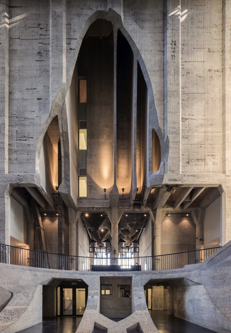 O designer Thomas Heatherwick criou o maior museu de arte da África do Sul ao adaptar uma construção que era usada anteriormente para armazenar grãos no Zeitz Museum of Contemporary Art Africa. Conhecido também pela sigla Zeitz MOCAA, esse museu foi descrito pelo designer como sua construção mais tubular. E, pelas imagens que você pode ver logo abaixo, essa afirmação faz muito sentido.