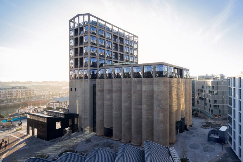 O designer Thomas Heatherwick criou o maior museu de arte da África do Sul ao adaptar uma construção que era usada anteriormente para armazenar grãos no Zeitz Museum of Contemporary Art Africa. Conhecido também pela sigla Zeitz MOCAA, esse museu foi descrito pelo designer como sua construção mais tubular. E, pelas imagens que você pode ver logo abaixo, essa afirmação faz muito sentido.