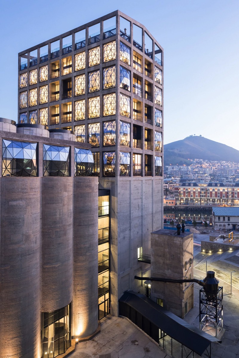 O designer Thomas Heatherwick criou o maior museu de arte da África do Sul ao adaptar uma construção que era usada anteriormente para armazenar grãos no Zeitz Museum of Contemporary Art Africa. Conhecido também pela sigla Zeitz MOCAA, esse museu foi descrito pelo designer como sua construção mais tubular. E, pelas imagens que você pode ver logo abaixo, essa afirmação faz muito sentido.