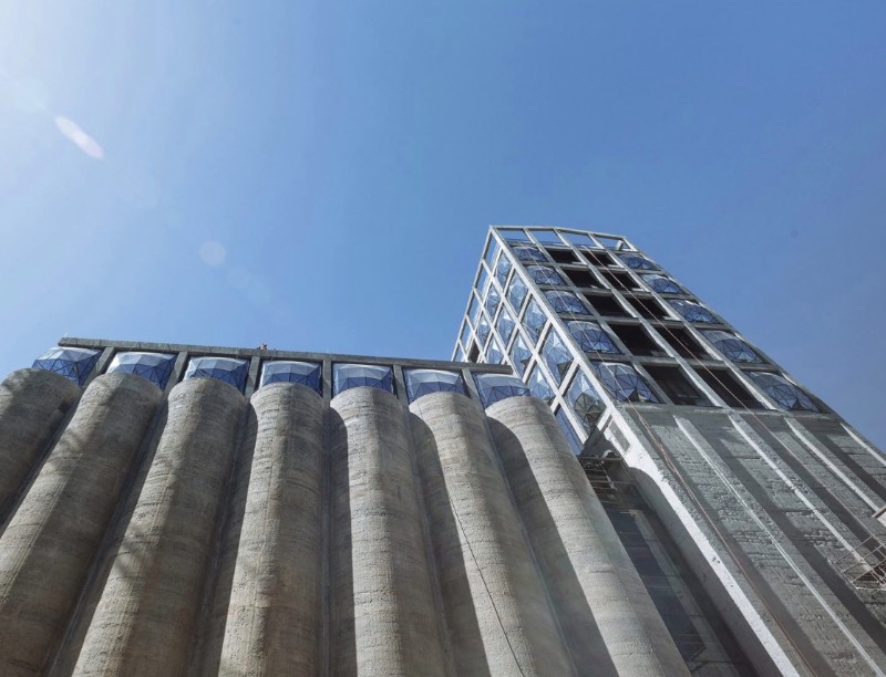 O designer Thomas Heatherwick criou o maior museu de arte da África do Sul ao adaptar uma construção que era usada anteriormente para armazenar grãos no Zeitz Museum of Contemporary Art Africa. Conhecido também pela sigla Zeitz MOCAA, esse museu foi descrito pelo designer como sua construção mais tubular. E, pelas imagens que você pode ver logo abaixo, essa afirmação faz muito sentido.