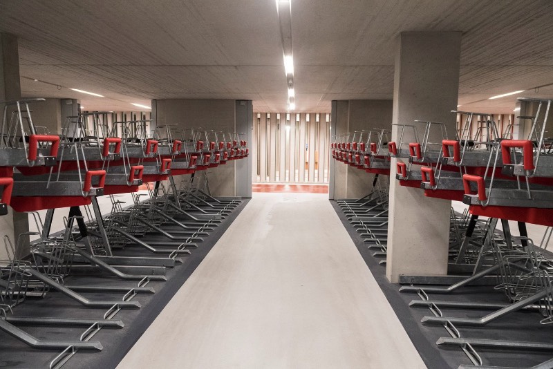 A primeira fase do que vai se tornar o maior estacionamento de bicicletas do mundo está pronta e acabou de ser entregue ao público na cidade de Utretch, na Holanda. Nessa primeira fase, a capacidade desse estacionamento está na faixa de 6.000 bicicletas. Com uma expectativa de duplicar isso, para cerca de 12.500 bicicletas, quando o estacionamento estiver pronto, no final de 2018. Isso vai fazer com que Utretch entre para o mapa superando o estacionamento de bicicletas da Estação de Trem de Kasai em Tóquio, onde mais de 9.000 bicicletas podem ser guardadas com segurança. 