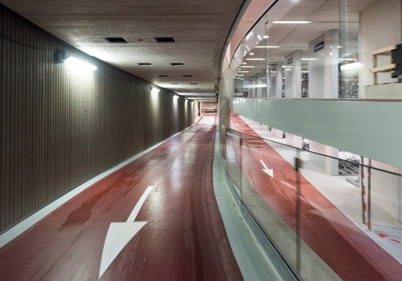 A primeira fase do que vai se tornar o maior estacionamento de bicicletas do mundo está pronta e acabou de ser entregue ao público na cidade de Utretch, na Holanda. Nessa primeira fase, a capacidade desse estacionamento está na faixa de 6.000 bicicletas. Com uma expectativa de duplicar isso, para cerca de 12.500 bicicletas, quando o estacionamento estiver pronto, no final de 2018. Isso vai fazer com que Utretch entre para o mapa superando o estacionamento de bicicletas da Estação de Trem de Kasai em Tóquio, onde mais de 9.000 bicicletas podem ser guardadas com segurança. 
