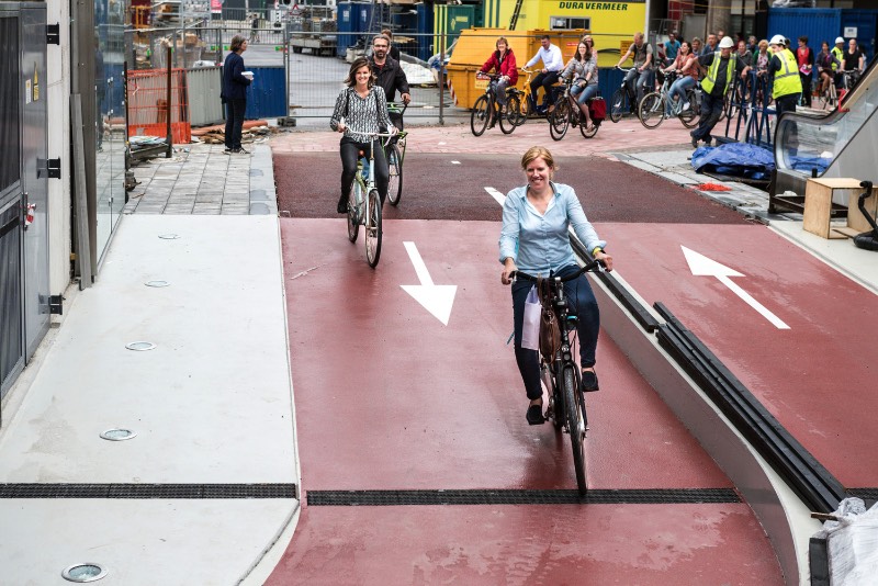 A primeira fase do que vai se tornar o maior estacionamento de bicicletas do mundo está pronta e acabou de ser entregue ao público na cidade de Utretch, na Holanda. Nessa primeira fase, a capacidade desse estacionamento está na faixa de 6.000 bicicletas. Com uma expectativa de duplicar isso, para cerca de 12.500 bicicletas, quando o estacionamento estiver pronto, no final de 2018. Isso vai fazer com que Utretch entre para o mapa superando o estacionamento de bicicletas da Estação de Trem de Kasai em Tóquio, onde mais de 9.000 bicicletas podem ser guardadas com segurança. 