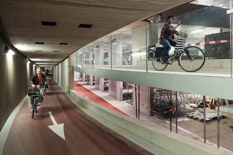 A primeira fase do que vai se tornar o maior estacionamento de bicicletas do mundo está pronta e acabou de ser entregue ao público na cidade de Utretch, na Holanda. Nessa primeira fase, a capacidade desse estacionamento está na faixa de 6.000 bicicletas. Com uma expectativa de duplicar isso, para cerca de 12.500 bicicletas, quando o estacionamento estiver pronto, no final de 2018. Isso vai fazer com que Utretch entre para o mapa superando o estacionamento de bicicletas da Estação de Trem de Kasai em Tóquio, onde mais de 9.000 bicicletas podem ser guardadas com segurança. 