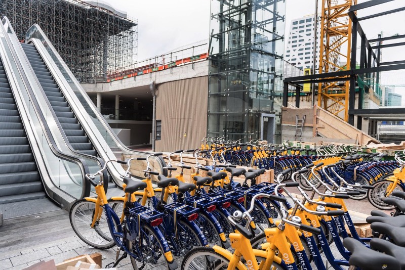 A primeira fase do que vai se tornar o maior estacionamento de bicicletas do mundo está pronta e acabou de ser entregue ao público na cidade de Utretch, na Holanda. Nessa primeira fase, a capacidade desse estacionamento está na faixa de 6.000 bicicletas. Com uma expectativa de duplicar isso, para cerca de 12.500 bicicletas, quando o estacionamento estiver pronto, no final de 2018. Isso vai fazer com que Utretch entre para o mapa superando o estacionamento de bicicletas da Estação de Trem de Kasai em Tóquio, onde mais de 9.000 bicicletas podem ser guardadas com segurança. 