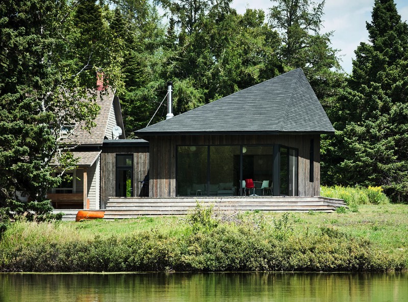 The Sisters é um projeto criado pelo escritório de arquitetura Anik Peloquin para adicionar uma extensão a um chalé perto de um lago canadense, na cidade de La Malbaie. O chalé original foi usado por mais de três décadas como um local para ajudar em caça. Mas acabou se tornando uma casa de verão depois que foi adquirida pelos novos proprietários.