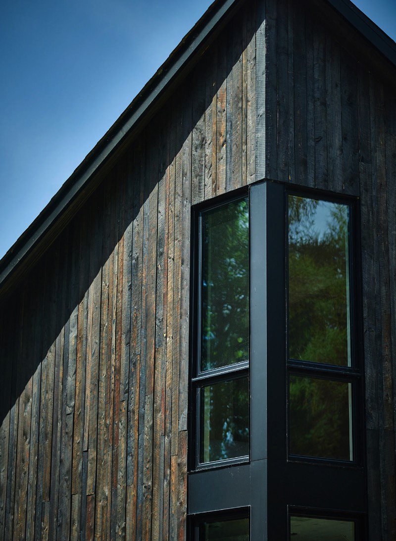The Sisters é um projeto criado pelo escritório de arquitetura Anik Peloquin para adicionar uma extensão a um chalé perto de um lago canadense, na cidade de La Malbaie. O chalé original foi usado por mais de três décadas como um local para ajudar em caça. Mas acabou se tornando uma casa de verão depois que foi adquirida pelos novos proprietários.