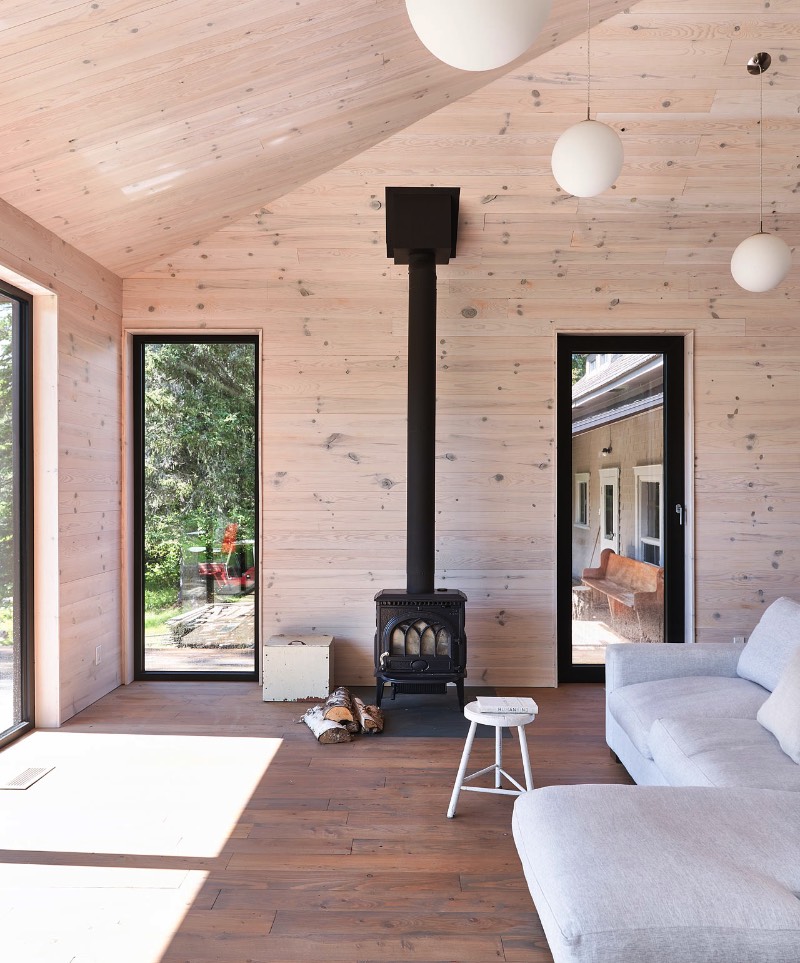 The Sisters é um projeto criado pelo escritório de arquitetura Anik Peloquin para adicionar uma extensão a um chalé perto de um lago canadense, na cidade de La Malbaie. O chalé original foi usado por mais de três décadas como um local para ajudar em caça. Mas acabou se tornando uma casa de verão depois que foi adquirida pelos novos proprietários.