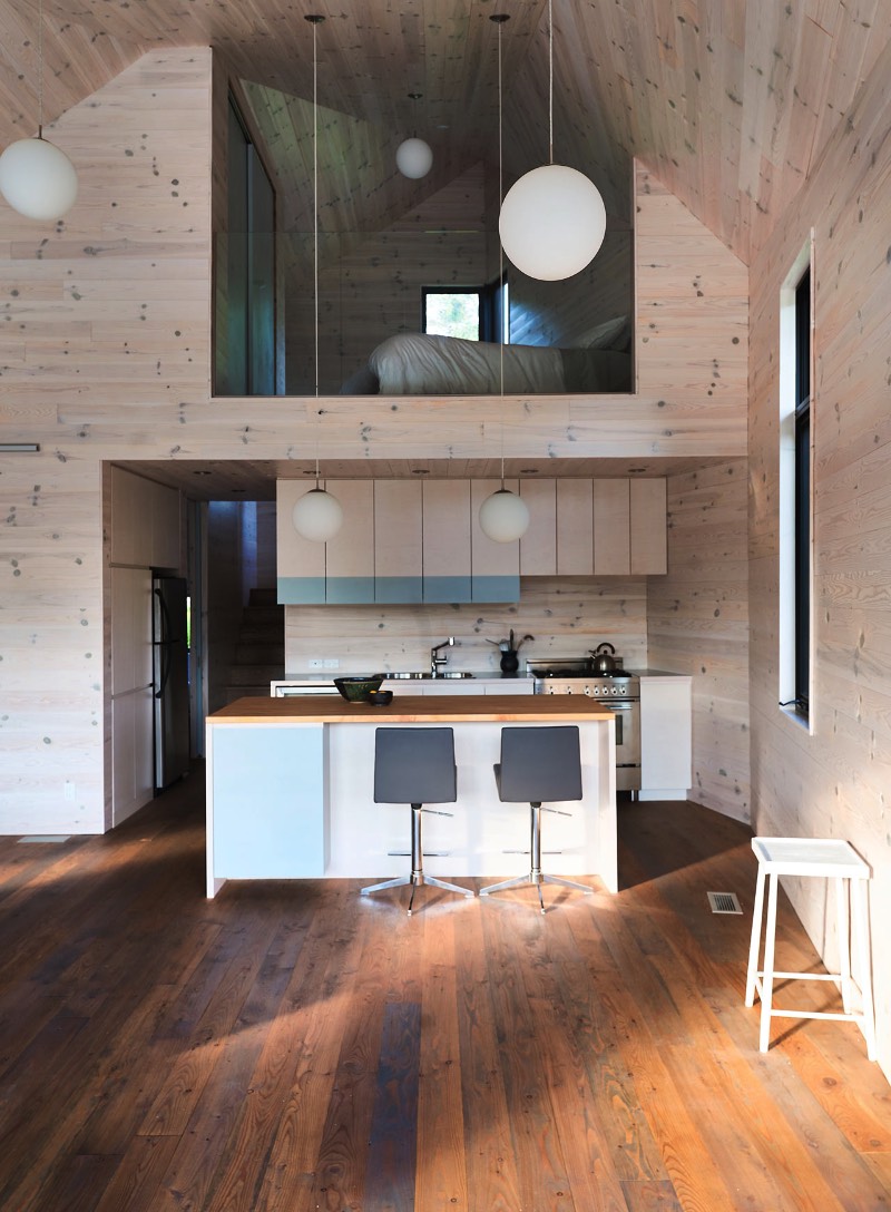 The Sisters é um projeto criado pelo escritório de arquitetura Anik Peloquin para adicionar uma extensão a um chalé perto de um lago canadense, na cidade de La Malbaie. O chalé original foi usado por mais de três décadas como um local para ajudar em caça. Mas acabou se tornando uma casa de verão depois que foi adquirida pelos novos proprietários.