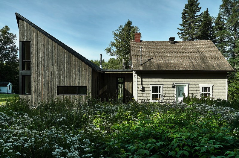 The Sisters é um projeto criado pelo escritório de arquitetura Anik Peloquin para adicionar uma extensão a um chalé perto de um lago canadense, na cidade de La Malbaie. O chalé original foi usado por mais de três décadas como um local para ajudar em caça. Mas acabou se tornando uma casa de verão depois que foi adquirida pelos novos proprietários.