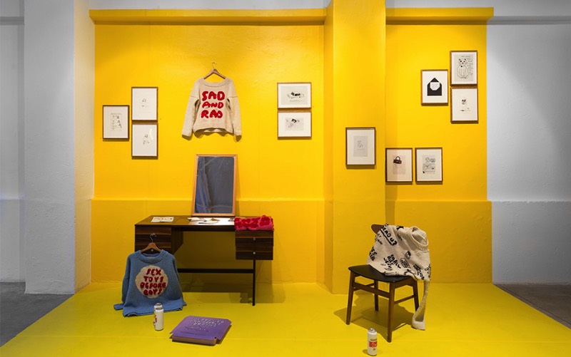 As Happy As Sad Can Be é mais uma parte da instalação perpétua que é a narrativa criada por Wasted Rita para contar a história de sua vida para nós. Nessa exposição ela parece querer demonstrar como ela consegue abraçar a tristeza de um jeito quase divertido, tudo isso enquanto ela brinca com uma falsa felicidade. 