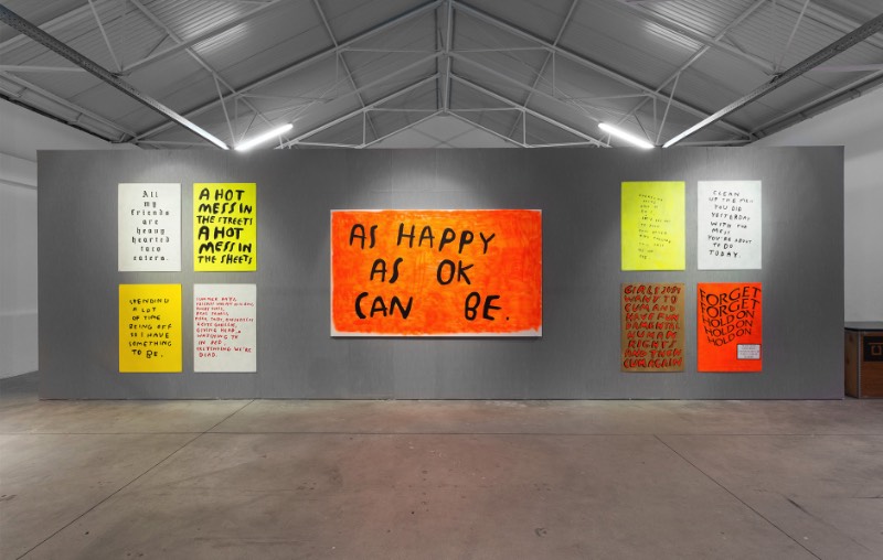 As Happy As Sad Can Be é mais uma parte da instalação perpétua que é a narrativa criada por Wasted Rita para contar a história de sua vida para nós. Nessa exposição ela parece querer demonstrar como ela consegue abraçar a tristeza de um jeito quase divertido, tudo isso enquanto ela brinca com uma falsa felicidade. 