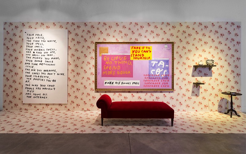 As Happy As Sad Can Be é mais uma parte da instalação perpétua que é a narrativa criada por Wasted Rita para contar a história de sua vida para nós. Nessa exposição ela parece querer demonstrar como ela consegue abraçar a tristeza de um jeito quase divertido, tudo isso enquanto ela brinca com uma falsa felicidade. 