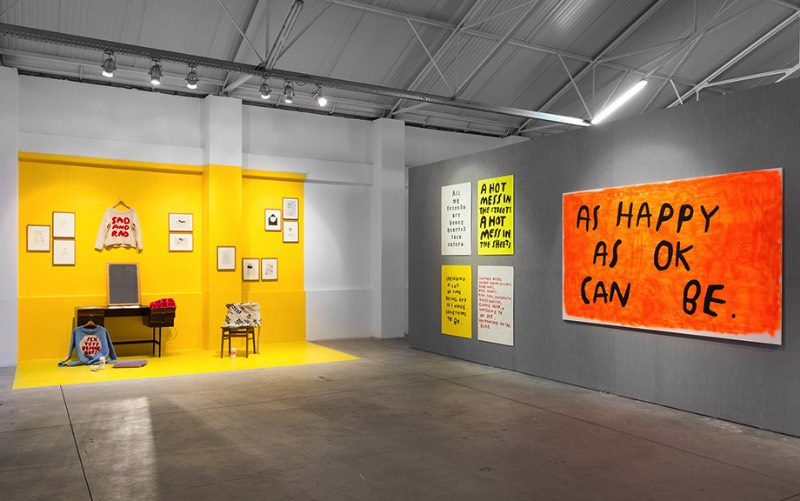 As Happy As Sad Can Be é mais uma parte da instalação perpétua que é a narrativa criada por Wasted Rita para contar a história de sua vida para nós. Nessa exposição ela parece querer demonstrar como ela consegue abraçar a tristeza de um jeito quase divertido, tudo isso enquanto ela brinca com uma falsa felicidade. 