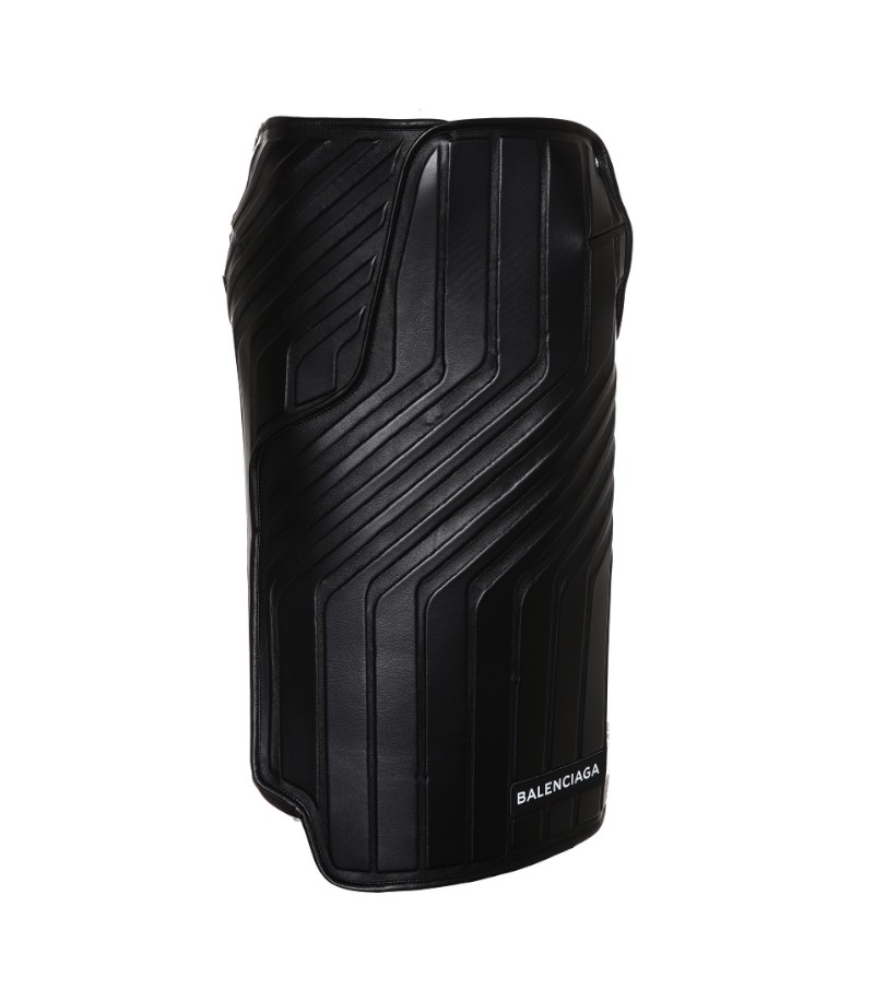 De acordo com o site da Balenciaga, essa saia de couro apareceu para o mundo no Paris Fashion Week e ela transforma o funcional em formal com estilo. Tudo isso porque ela apresenta um padrão interessante feito de couro preto e que é reforçado por neoprene, por uma estética mais utilitária. Além de todo esse visual, essa saia de couro faz parte de uma série chamada logomarca, onde o nome da marca aparece de forma assimétrica e bem proeminente. Mas, o que que foi isso tudo que eu li aqui?