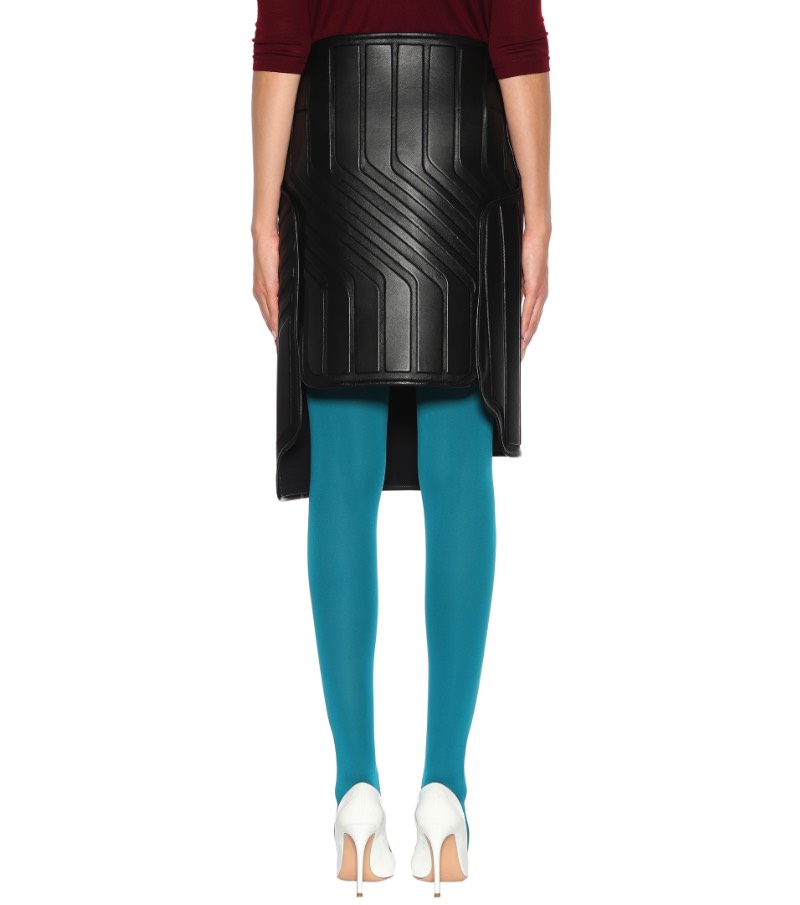 De acordo com o site da Balenciaga, essa saia de couro apareceu para o mundo no Paris Fashion Week e ela transforma o funcional em formal com estilo. Tudo isso porque ela apresenta um padrão interessante feito de couro preto e que é reforçado por neoprene, por uma estética mais utilitária. Além de todo esse visual, essa saia de couro faz parte de uma série chamada logomarca, onde o nome da marca aparece de forma assimétrica e bem proeminente. Mas, o que que foi isso tudo que eu li aqui?