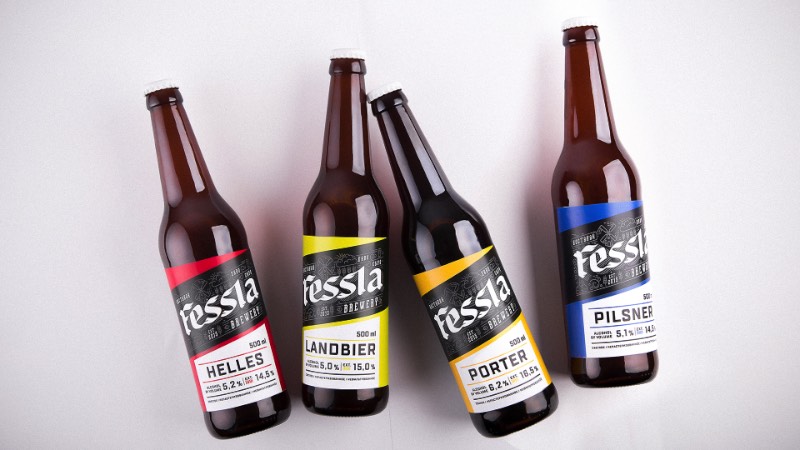 Não conhecia o trabalho de design dos russos da UNBLVBL até me deparar com o perfil deles no Behance e me apaixonar com uma embalagem feita para que pode ser a melhor cerveja do Cazaquistão. Fessla é o nome dessa cerveja que é bem famosa no seu país de origem. Isso acontece porque ela é mais do que apenas uma cerveja. Ela é um hotel, um pub, uma cervejaria e os locais conhecem tudo isso sob o nome Fessla.