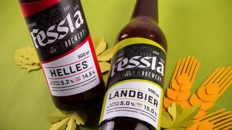 Não conhecia o trabalho de design dos russos da UNBLVBL até me deparar com o perfil deles no Behance e me apaixonar com uma embalagem feita para que pode ser a melhor cerveja do Cazaquistão. Fessla é o nome dessa cerveja que é bem famosa no seu país de origem. Isso acontece porque ela é mais do que apenas uma cerveja. Ela é um hotel, um pub, uma cervejaria e os locais conhecem tudo isso sob o nome Fessla.