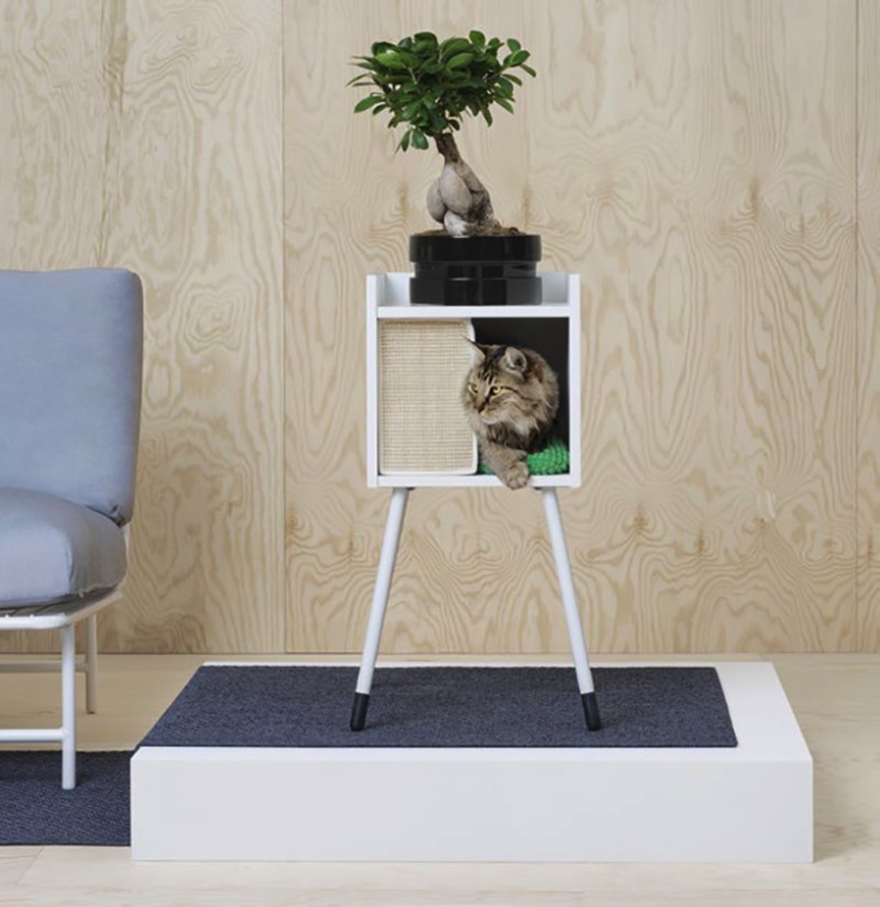 A IKEA é uma dessas lojas que você visita sabendo que vai encontrar de tudo. Agora, isso é uma afirmação ainda mais verdadeira já que eles acabaram de lançar uma linha de móveis para pets. Sim, uma IKEA para gatos e cachorros cheia de móveis e acessórios para um dos membros mais importantes de qualquer família. 