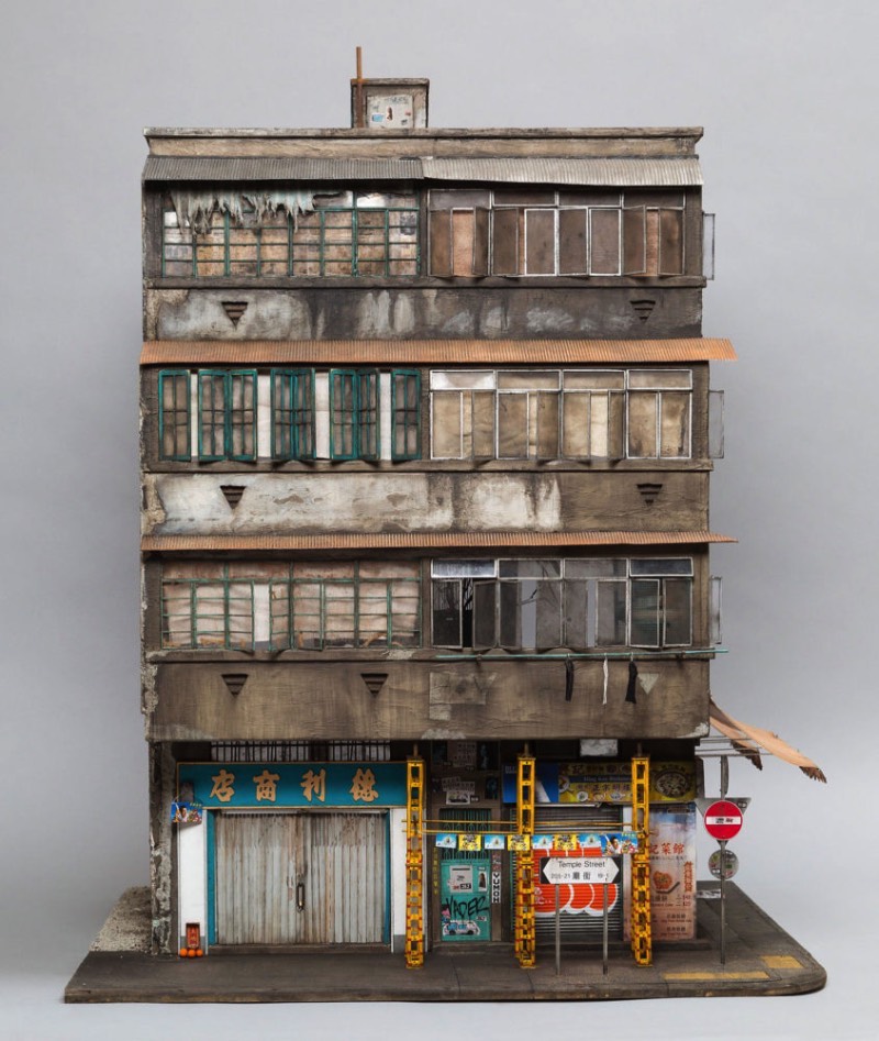 Joshua Smith é um artista australiano cujos trabalhos são sempre miniaturas de projetos urbanos e, depois de passar alguns momentos explorando seu portfólio, fui obrigado a escrever algo sobre o que ele fez com um prédio em Hong Kong. O endereço oficial do prédio que você vai ver nas imagens nesse artigo é 23 Temple Street, Kowloon em Hong Kong mas o que você vê aqui é uma miniatura feita completamente a mão seguindo uma escala 1:20. 