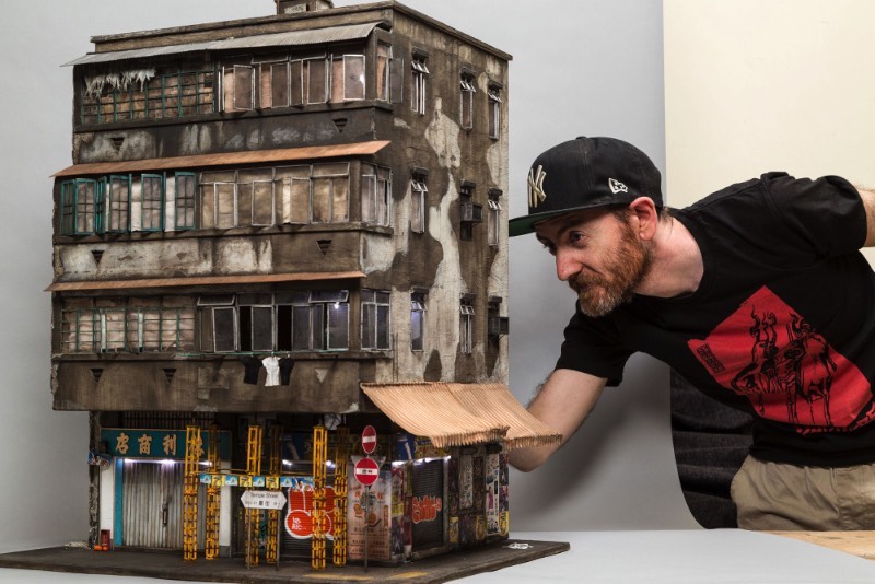 Joshua Smith é um artista australiano cujos trabalhos são sempre miniaturas de projetos urbanos e, depois de passar alguns momentos explorando seu portfólio, fui obrigado a escrever algo sobre o que ele fez com um prédio em Hong Kong. O endereço oficial do prédio que você vai ver nas imagens nesse artigo é 23 Temple Street, Kowloon em Hong Kong mas o que você vê aqui é uma miniatura feita completamente a mão seguindo uma escala 1:20. 