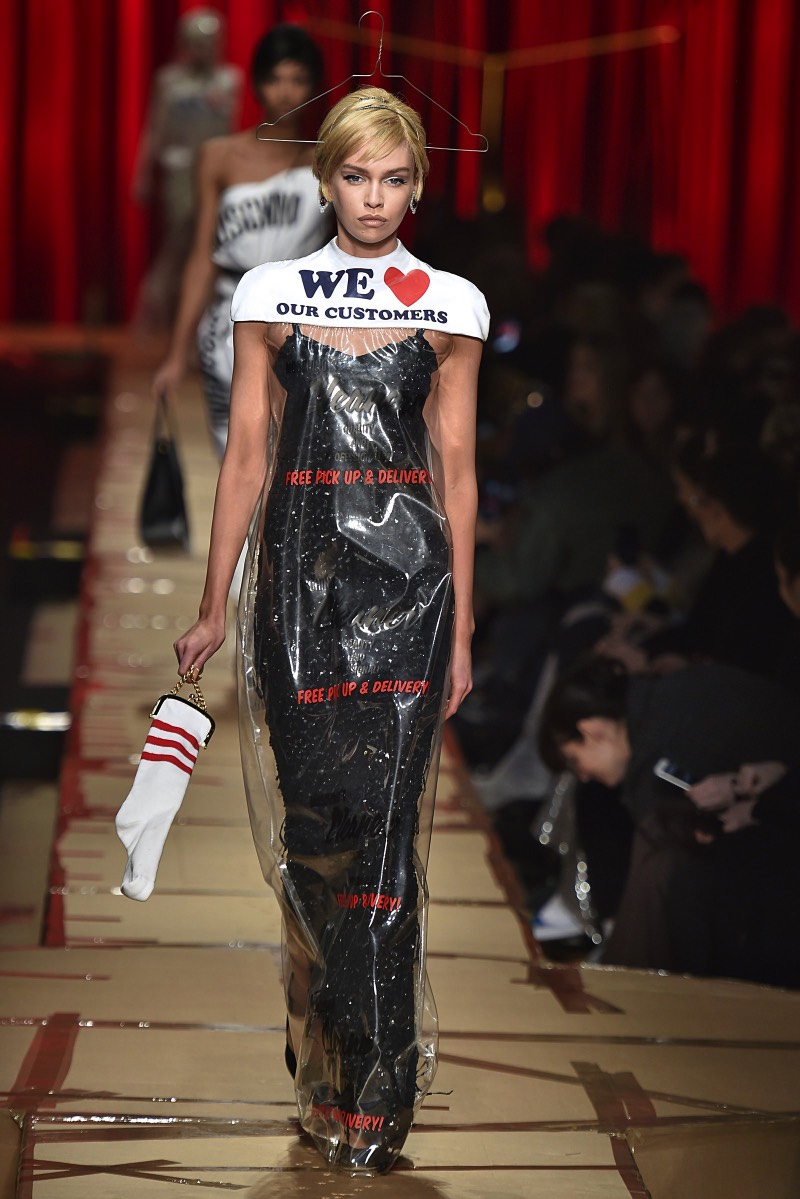 Não é todo dia que eu faço um artigo aqui falando sobre moda devido a minha falta de conhecimento na área. Mas, quando eu vi algumas fotos do vestido de lavagem a seco da Moschino, eu precisava demonstrar minha indignação com esse mundo da moda através de um artigo por aqui. Ou seja, estou aqui apenas para reclamar do que vi, não para dizer qualquer coisa construtiva sobre esse bizarro exemplo do que o mundo da moda consegue produzir. 