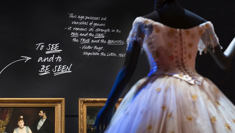 Como parte da equipe de criação liderada pelo pessoal do Curious Space, a agência Socio Design foi convidada para trabalhar nos elementos gráficos da exposição Opera: Passion, Power and Politics na Galeria Sainsbury. 