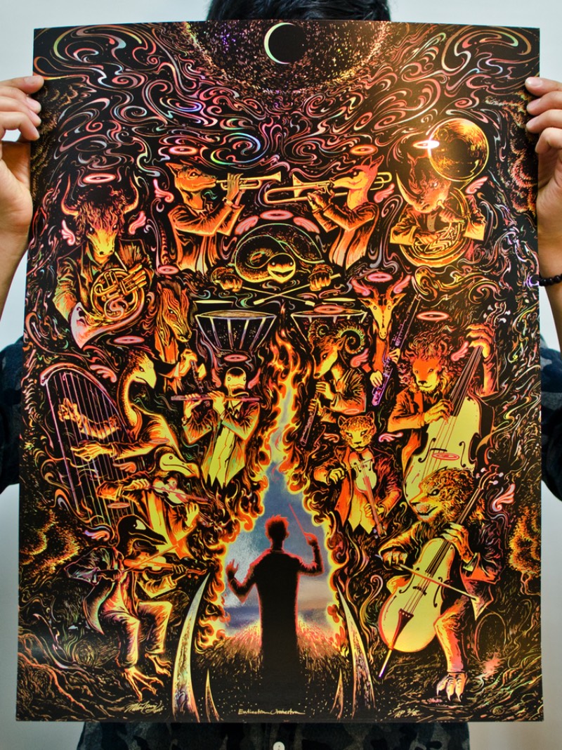 Para muitos artistas e ilustradores, o trabalho que eles criam são uma forma única de se expressar e de se conectar com um mundo inteiro. Acredito que isso deve ser umas das muitas coisas que Miles Tsang faz com seu belíssimo trabalho. Esse ilustrador canadense, baseado em Toronto, cria posters para shows desde 2008 com traços psicodélicos, atmosferas intensas e uma forma mais do que detalhada de retratar personagens diferentes. Seu trabalho é fora do comum e já ilustrou posters para Nine Inch Nails, Foo Fighters, Dave Matthews Band e muitos outros.