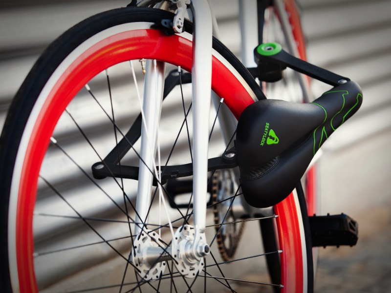 Seatylock é uma trava de bicicleta híbrida que é feito de um selim e de uma corrente. Essencialmente é isso e parece ser a forma mais segura que eu já encontrei para deixar sua bicicleta com segurança pelas ruas. Com esse produto, você vai estar carregando o selim e a sua corrente no mesmo lugar e vai usar de um adaptador especial para conectar o Seatylock na sua bicicleta. 