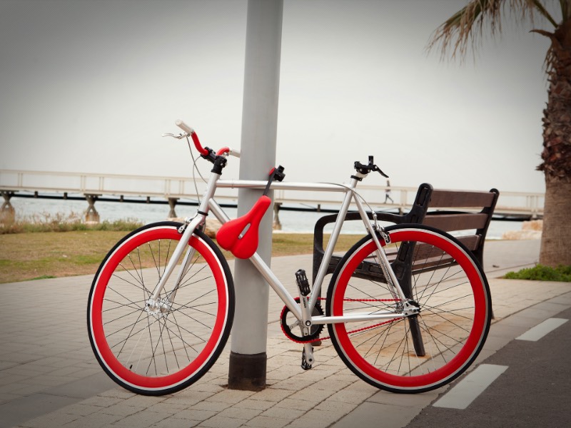 Seatylock é uma trava de bicicleta híbrida que é feito de um selim e de uma corrente. Essencialmente é isso e parece ser a forma mais segura que eu já encontrei para deixar sua bicicleta com segurança pelas ruas. Com esse produto, você vai estar carregando o selim e a sua corrente no mesmo lugar e vai usar de um adaptador especial para conectar o Seatylock na sua bicicleta. 
