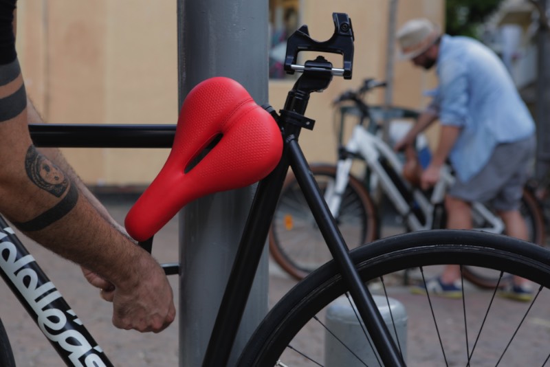 Seatylock é uma trava de bicicleta híbrida que é feito de um selim e de uma corrente. Essencialmente é isso e parece ser a forma mais segura que eu já encontrei para deixar sua bicicleta com segurança pelas ruas. Com esse produto, você vai estar carregando o selim e a sua corrente no mesmo lugar e vai usar de um adaptador especial para conectar o Seatylock na sua bicicleta. 