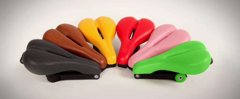Seatylock é uma trava de bicicleta híbrida que é feito de um selim e de uma corrente. Essencialmente é isso e parece ser a forma mais segura que eu já encontrei para deixar sua bicicleta com segurança pelas ruas. Com esse produto, você vai estar carregando o selim e a sua corrente no mesmo lugar e vai usar de um adaptador especial para conectar o Seatylock na sua bicicleta. 