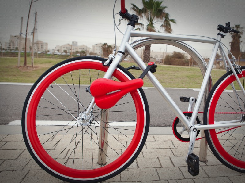 Seatylock é uma trava de bicicleta híbrida que é feito de um selim e de uma corrente. Essencialmente é isso e parece ser a forma mais segura que eu já encontrei para deixar sua bicicleta com segurança pelas ruas. Com esse produto, você vai estar carregando o selim e a sua corrente no mesmo lugar e vai usar de um adaptador especial para conectar o Seatylock na sua bicicleta. 