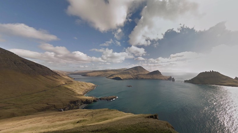 Existem muitos caminhos que são difíceis de passar quando se trata das Ilhas Faroe. Estive lá na Páscoa de 2016 e posso dizer que essas ilhas, localizadas entre a Noruega e a Islândia, são de uma geografia bem complicada. Foi pensando nisso que, no ano passado, surgiu uma petição pedido ao Google, que incluísse as ilhas no Street View do Google Maps. Afinal, se existe Street View nas Ilhas Galápagos e na Grande Barreira de Corais, porque que as Ilhas Faroe não podem ter esse mesmo privilégio? Para resolver esse problema, surgiu Sheep View 360.